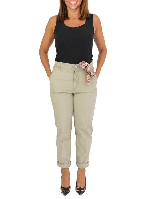 GUESS CANDIS Pantaloni cu eșarfă frunza de salvie - Pantaloni pentru femei