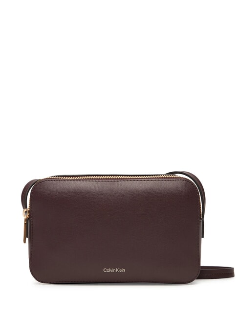 CALVIN KLEIN EMBOSSED LOGO Geantă de umăr mini fudge/espresso - Genți femei