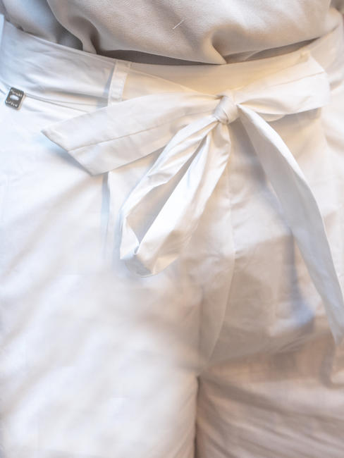   Pantaloni scurți din bumbac aproape alb - Pantaloni pentru femei