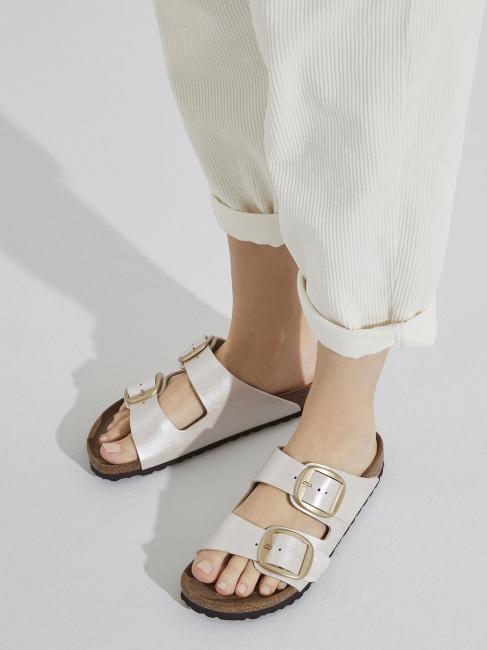 ARIZONA BIG BUCKLE Sandale papuci alb perlat grațios - Pantofi femei