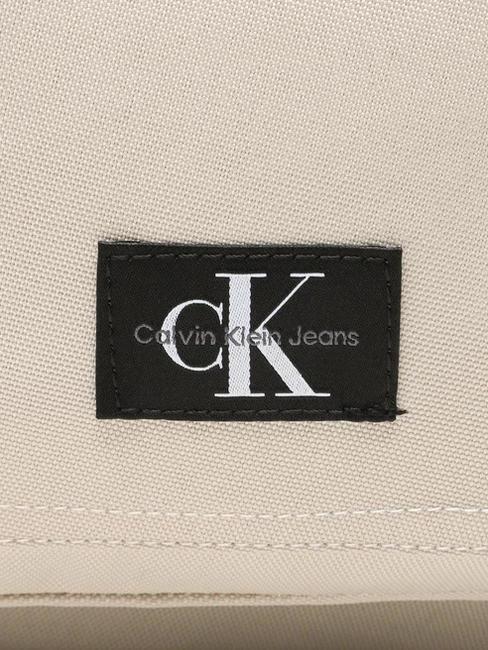 CK JEANS SPORT ESSENTIALS Rucsac pentru laptop de 13". bej clasic - Rucsacuri pentru laptop