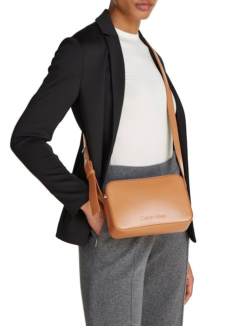 EMBOSSED CALVIN Mini geantă pentru cameră cu curea de umăr leu - Genți femei