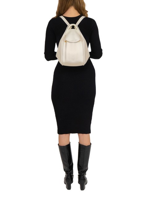 TRIO  Rucsac din piele ciocanita alb - Genți femei