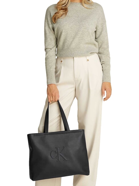 SCULPTED Slim Geanta de umar pe negru - Genți femei