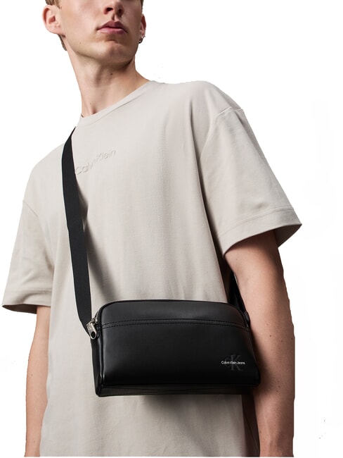 CKJ MONO LOGO Geantă orizontală pe negru - Genți de umăr bărbați