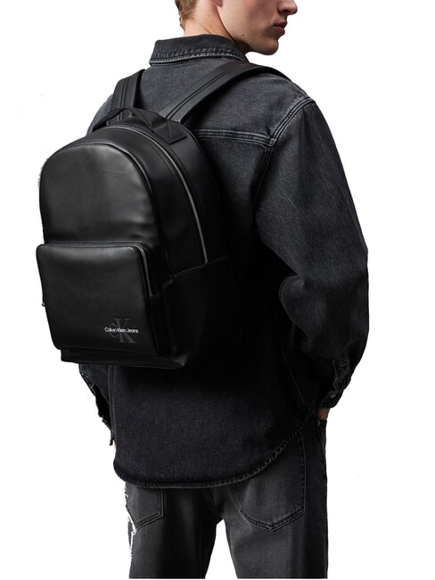 CKJ MONO LOGO Rucsac pentru laptop de 15" pe negru - Rucsacuri pentru școală și timp liber