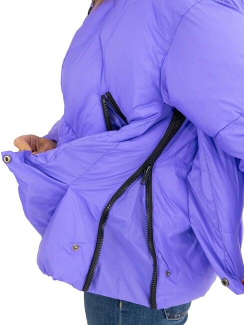 EUGENIE Jachetă scurtă din satin cu puf și glugă opulență purpurie - Jachete de puf pentru femei