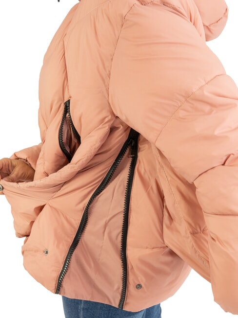 EUGENIE Jachetă scurtă din satin cu puf și glugă maro cameo - Jachete de puf pentru femei