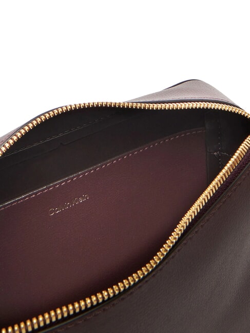 EMBOSSED LOGO Geantă de umăr mini fudge/espresso - Genți femei