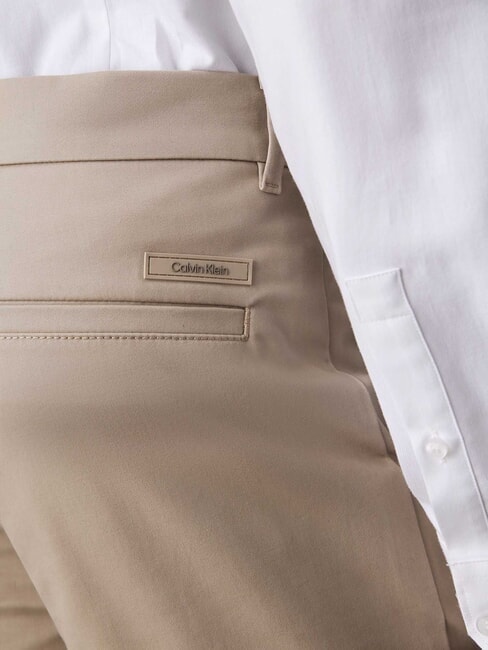 CK Pantaloni chino slim fit cu talie medie argilă proaspătă - Pantaloni