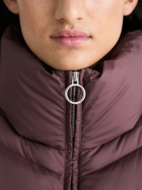 CAPTION Jachetă cu guler &icirc;nalt din puf brunetă - Jachete de puf pentru femei