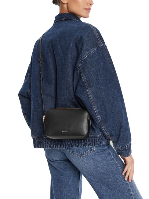 EMBOSSED LOGO Geantă de umăr mini nucă de cocos neagră/prăjită - Genți femei