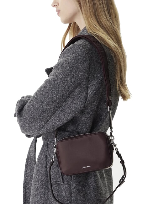 SIGNATURE LOGO STRAP Geantă cu funcție dublă pentru cameră caramel - Genți femei