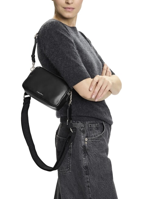 SIGNATURE LOGO STRAP Geantă cu funcție dublă pentru cameră negru / argintiu vechi - Genți femei