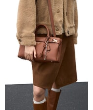 GUESS GREGORIA Geantă medie cu curea de umăr COGNAC - Genți femei - 5