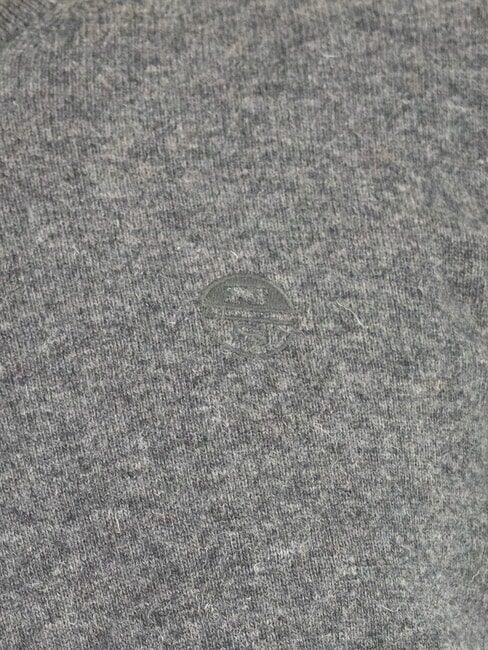 N|S Pulover cu guler rotund și broderie cu logo melange gri închis - Pulovere pentru bărbați