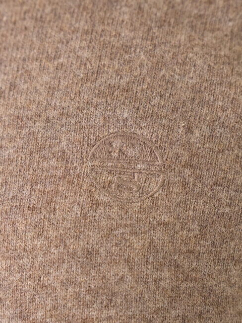 N|S Pulover cu guler rotund și broderie cu logo amestec fosil - Pulovere pentru bărbați