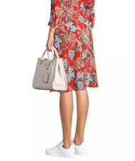 GUESS CRESIDIA II Geantă de m&acirc;nă cu curea de umăr logo alb - Genți femei - 4