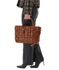 GUESS MARION Geantă de m&acirc;nă țesută cu curea de umăr COGNAC - Genți femei - 5