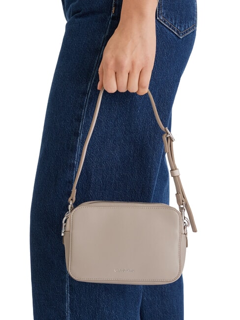 SIGNATURE LOGO STRAP Geantă cu funcție dublă pentru cameră taupe de deșert - Genți femei