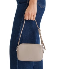 CALVIN KLEIN SIGNATURE LOGO STRAP Geantă cu funcție dublă pentru cameră taupe de deșert - Genți femei - 5