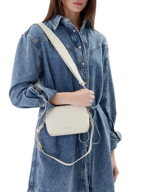 SIGNATURE LOGO STRAP Geantă cu funcție dublă pentru cameră crin alb - Genți femei