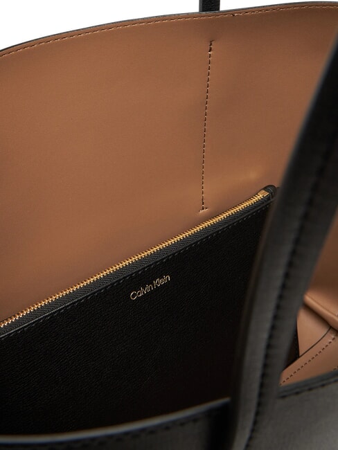 EMBOSSED LOGO Geantă de umăr nucă de cocos neagră/prăjită - Genți femei