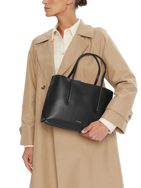 EMBOSSED LOGO Geantă de umăr nucă de cocos neagră/prăjită - Genți femei