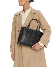 CALVIN KLEIN EMBOSSED LOGO Geantă de umăr nucă de cocos neagră/prăjită - Genți femei - 5