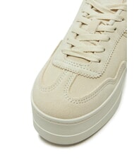 TOMMY HILFIGER GREENWICH Teniși cu platformă din piele &icirc;ntoarsă h&acirc;rtie de ziar - Pantofi femei - 3