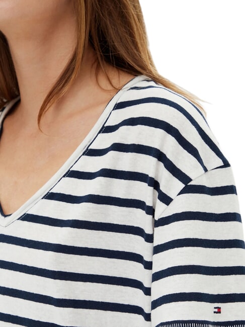 TH Tricou cu croială lejeră și decolteu &icirc;n V ecru breton/bleumarin &icirc;nchis - tricou