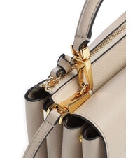 COCCINELLE ARLETTIS Minigeantă din piele texturată scoică de nisip - Genți femei - 3