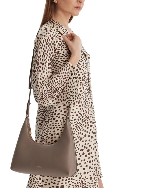 EMBOSSED LOGO Geantă de umăr, cu curea de umăr taupe de deșert - Genți femei