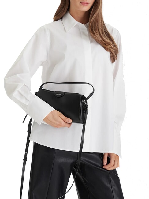 EMBOSSED LOGO BUSINE Geantă de m&acirc;nă, cu curea de umăr pe negru - Genți femei