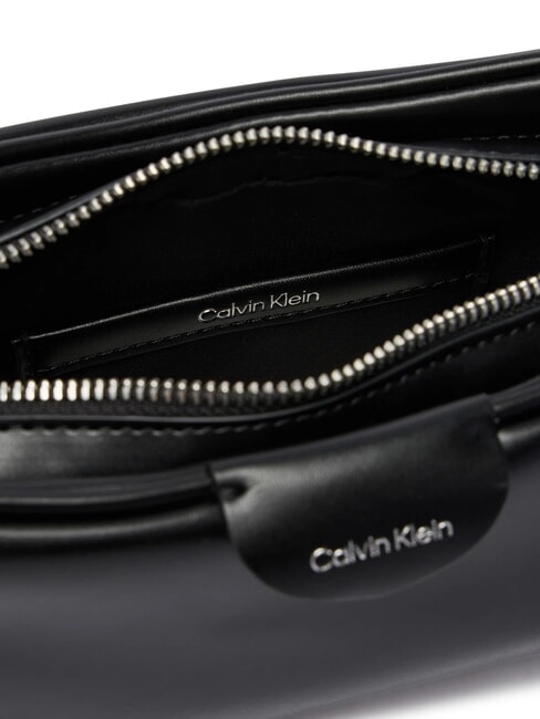 EMBOSSED LOGO BUSINE Geantă de m&acirc;nă, cu curea de umăr pe negru - Genți femei