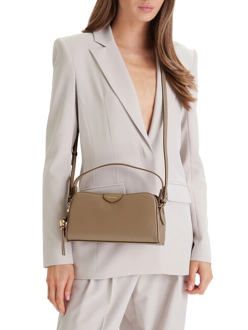 EMBOSSED LOGO BUSINE Geantă de m&acirc;nă, cu curea de umăr taupe de deșert - Genți femei