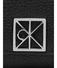 CALVIN KLEIN HARDWARE EMBLEM PEBB Portofel cu fermoar, din piele pe negru - Portofele femei - 4