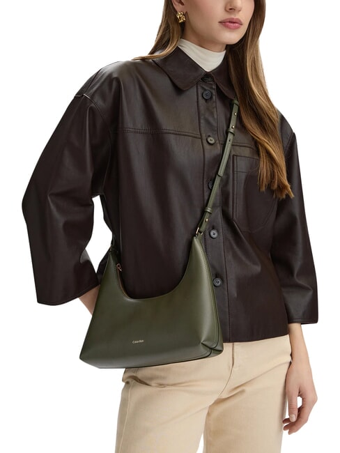 EMBOSSED LOGO Geantă de umăr, cu curea de umăr chiparos - Genți femei