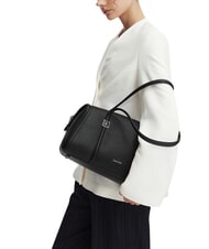 CALVIN KLEIN EMBLEM HW Geantă de umăr pe negru - Genți femei - 2