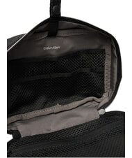 CALVIN KLEIN EMBLEM AOP Trusă de frumusețe pe negru - Truse de toaletă - 5