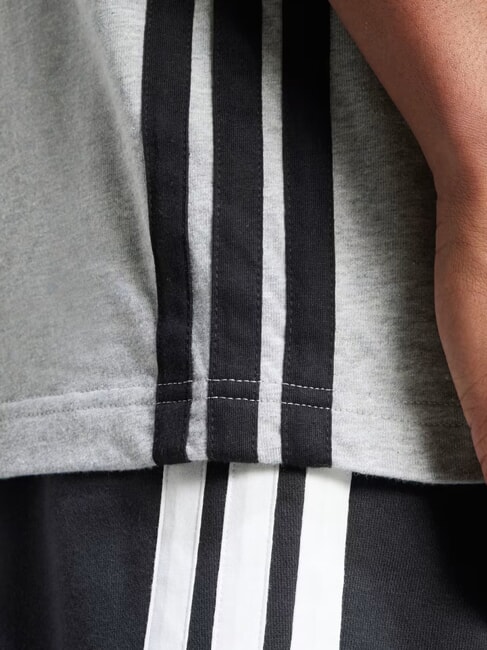 3 STRIPES Tricou cu m&acirc;necă scurtă și guler rotund gri - tricou